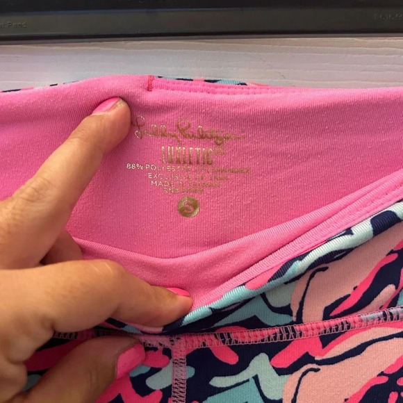 ! Lilly Pulitzer Cropped Luxletic Legging Navy Lobstah Roll - Picture 3 of 3